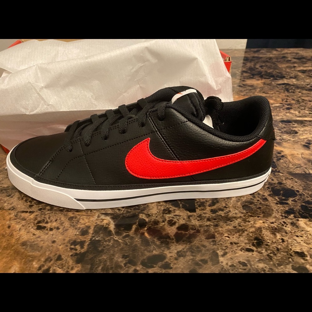 Nike - Picture 2 of 4